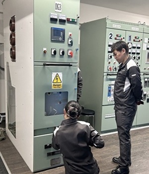 実技（真空遮断器の引出し）