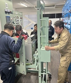 実技（真空遮断器の挿入）