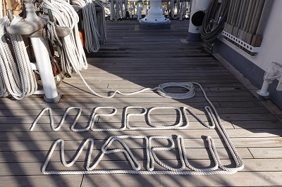 ロープで”NIPPON MARU”と飾り付け