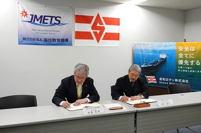 契約書署名の様子