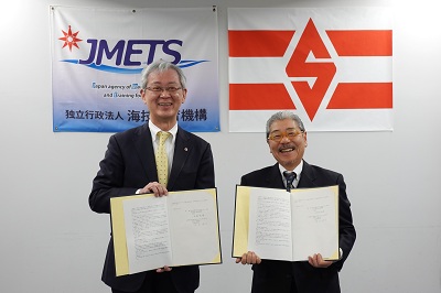 署名後の記念撮影の様子