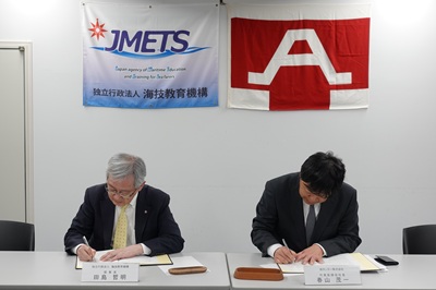 契約書署名の様子