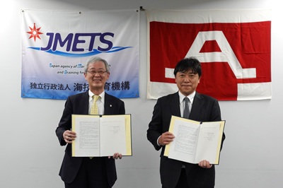 署名後の記念撮影の様子