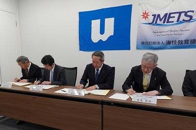 調印式 契約書署名の様子