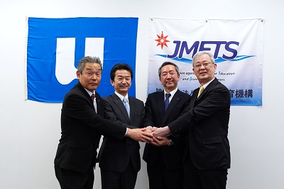 署名後の記念撮影