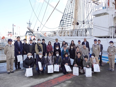 海王丸前で記念撮影