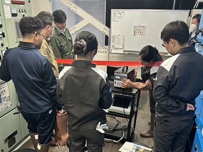 実技（真空遮断器の絶縁チェック）