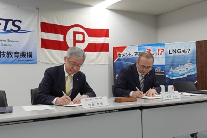 契約書署名の様子