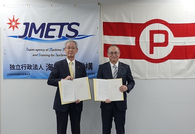 署名後の記念撮影の様子