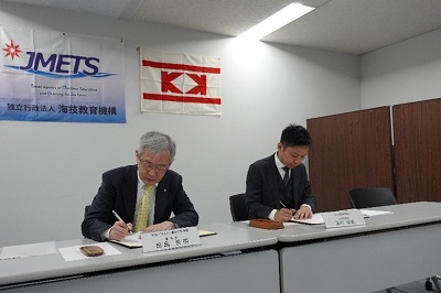 契約書署名の様子