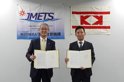 署名後の記念撮影の様子